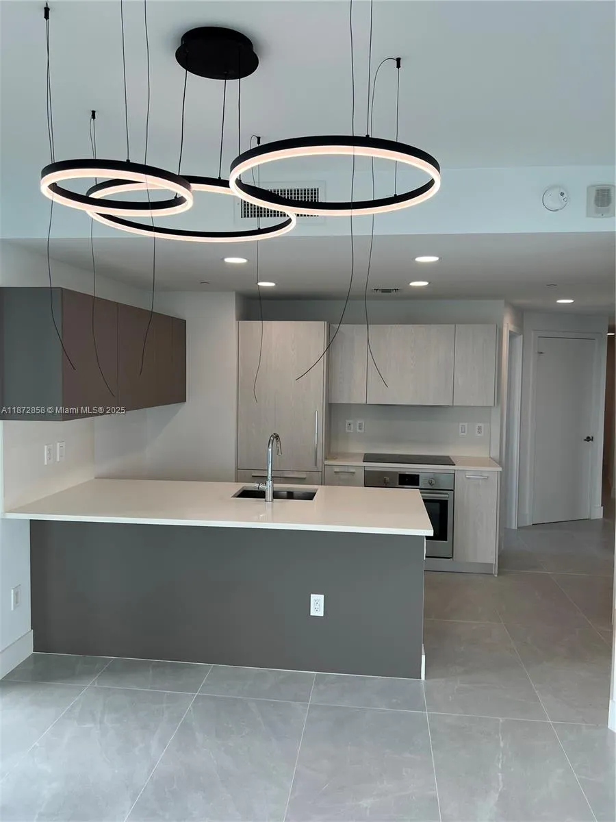 501 NE 31st St, #906
