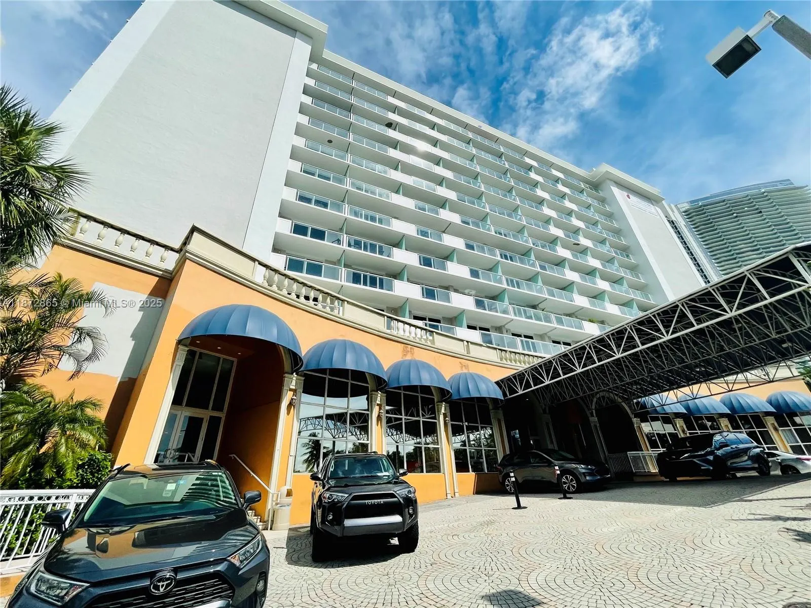 19201 Collins Ave, #504