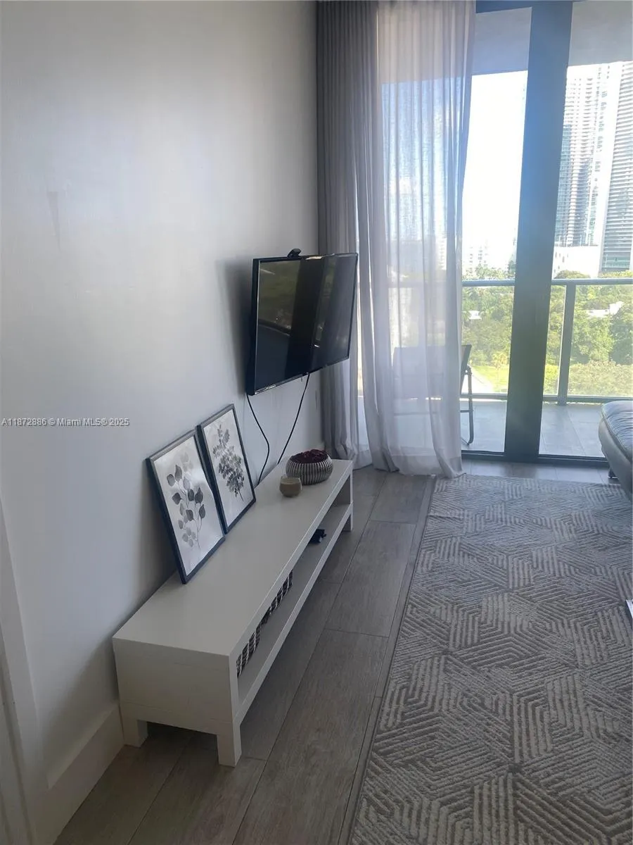 121 NE 34th St, #1007