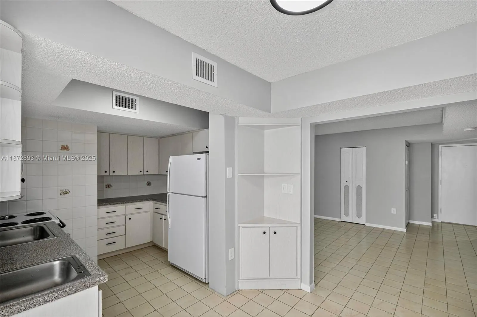 2924 Collins Avenue, #501
