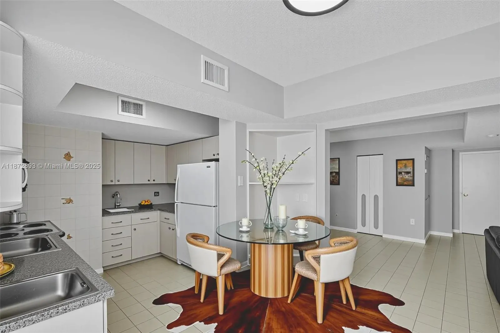 2924 Collins Avenue, #501
