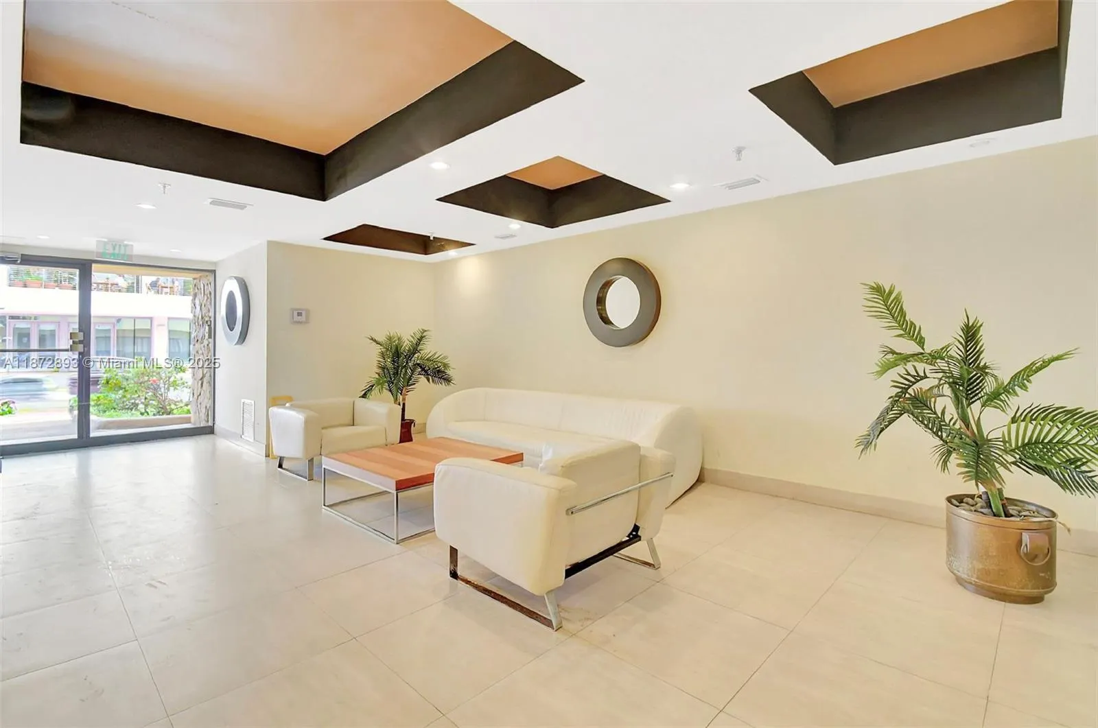 2924 Collins Avenue, #501
