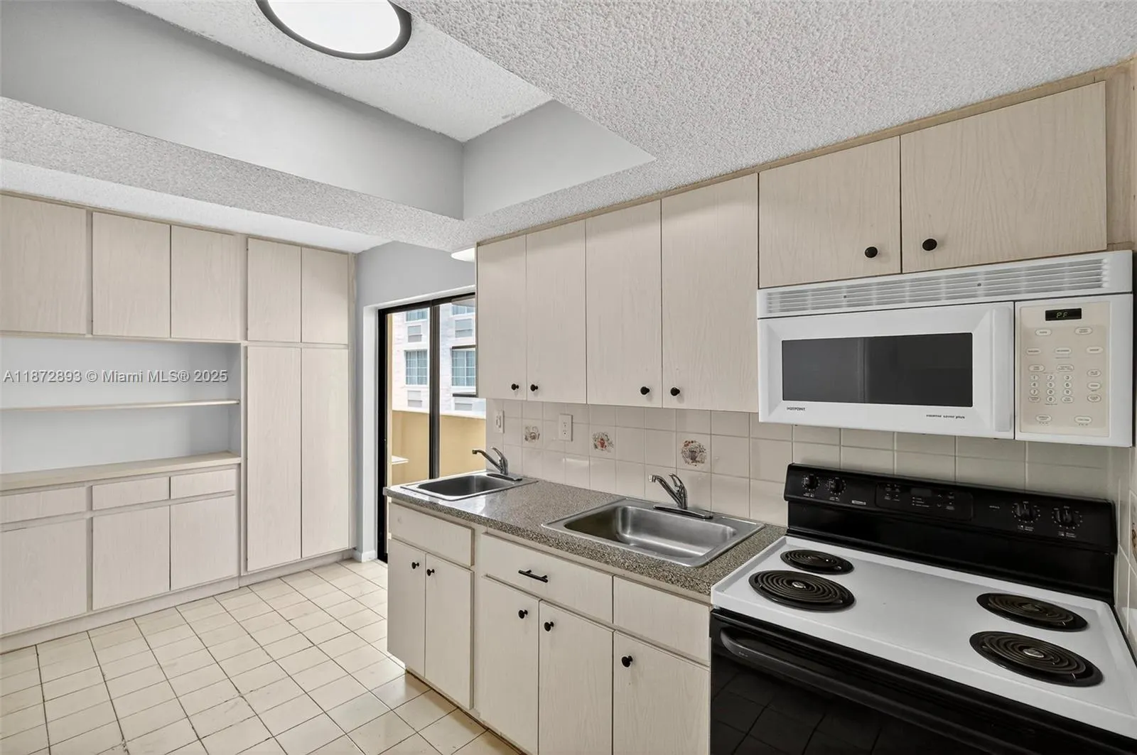 2924 Collins Avenue, #501