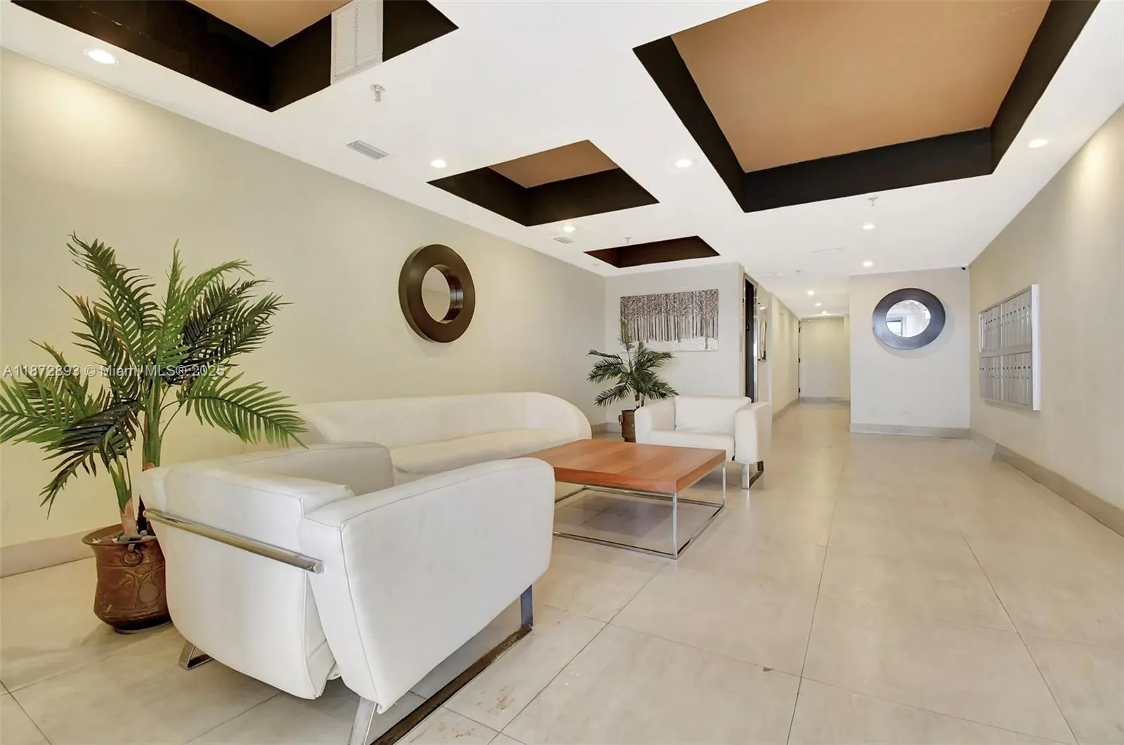 2924 Collins Avenue, #501