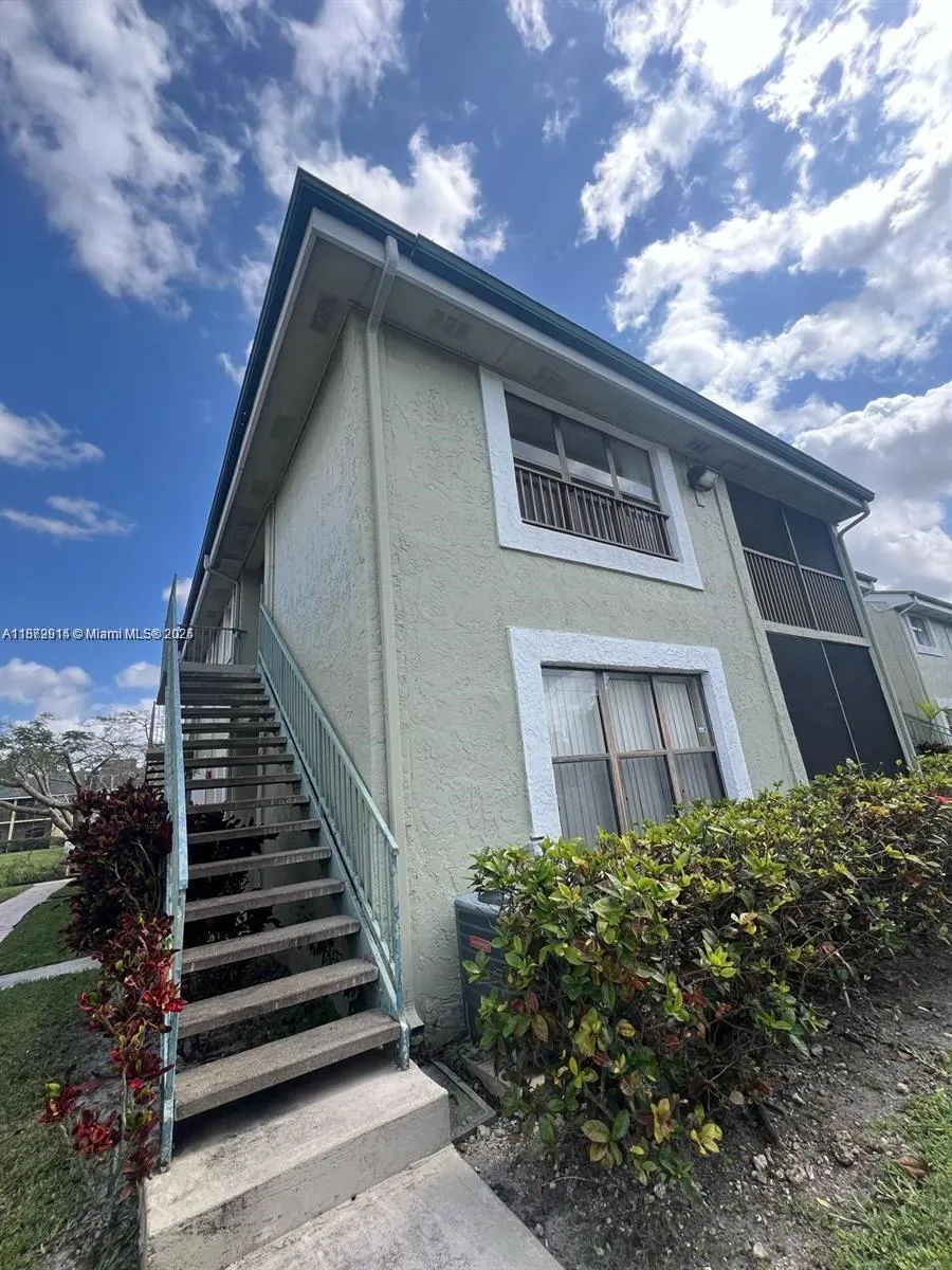 4088 N Pine Island Rd, #413