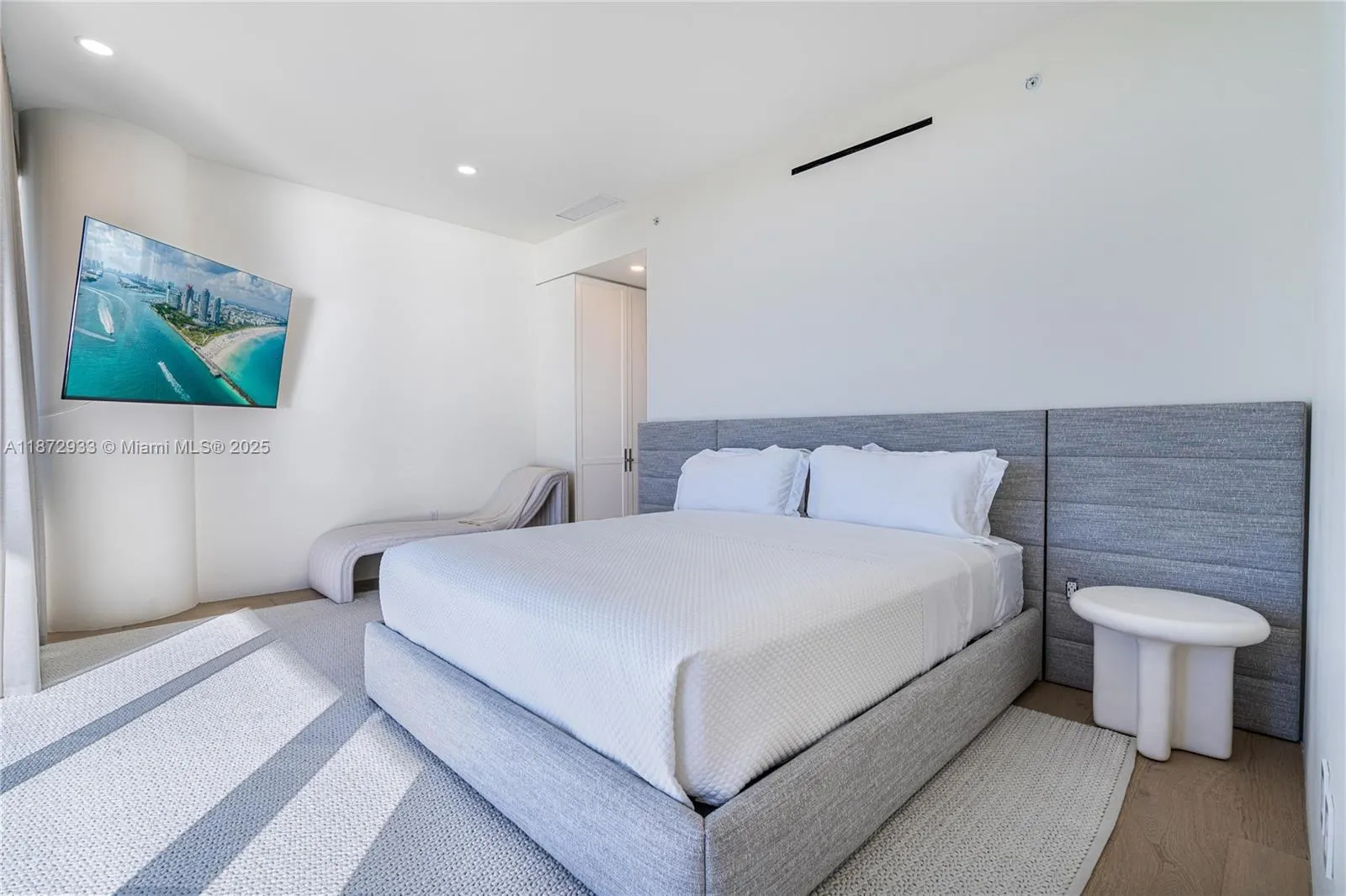 8701 Collins Ave, #804