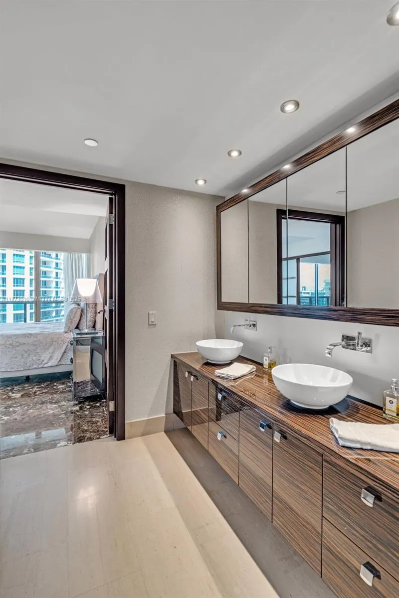 5875 Collins Ave, #1503