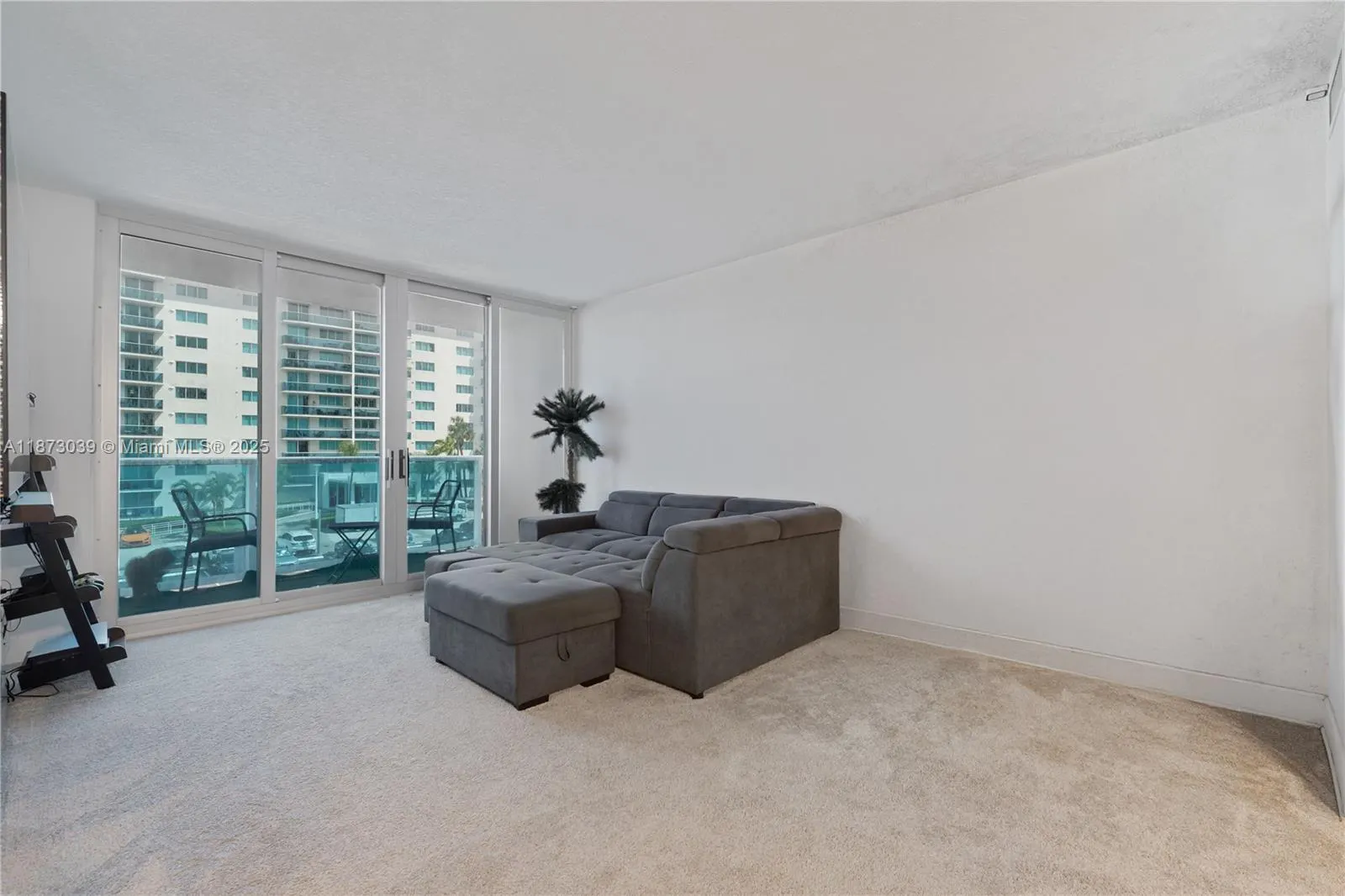 7501 E Treasure Dr, #3M