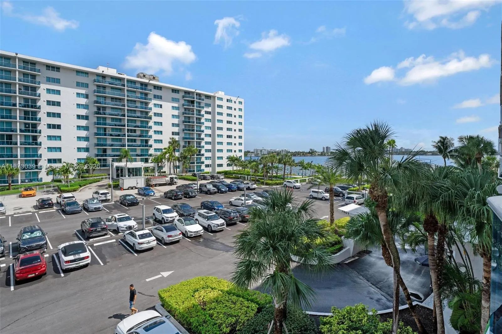 7501 E Treasure Dr, #3M