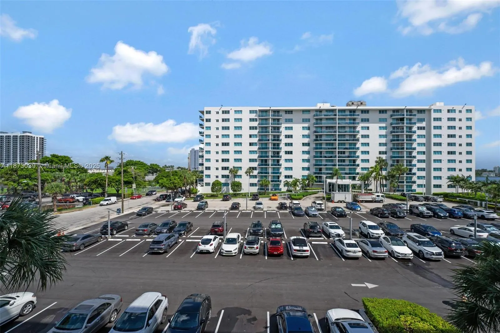 7501 E Treasure Dr, #3M
