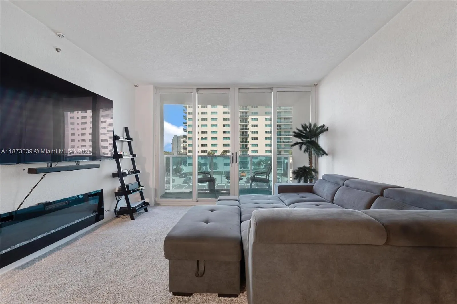 7501 E Treasure Dr, #3M