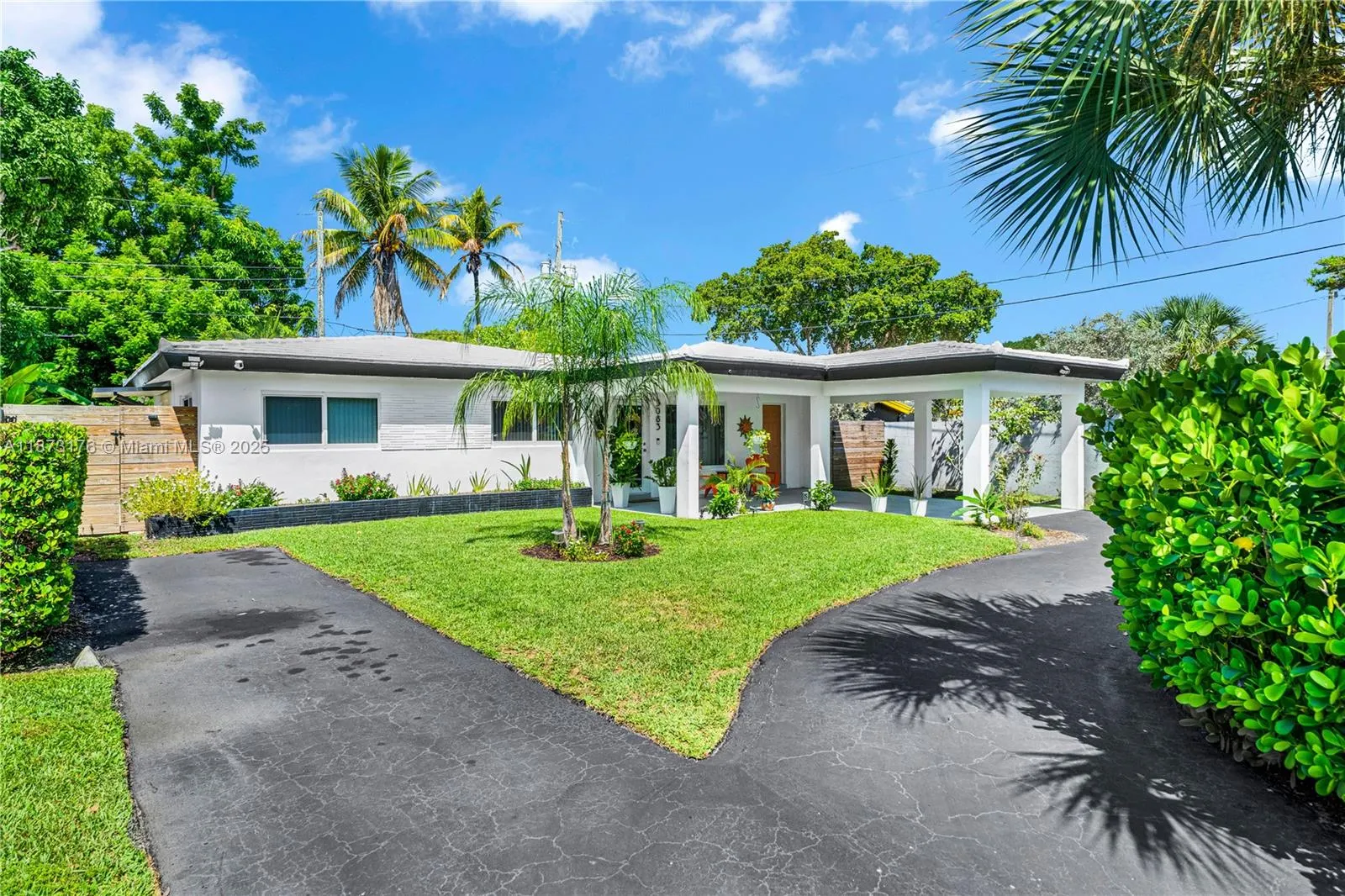 3083 NE 5th Ter