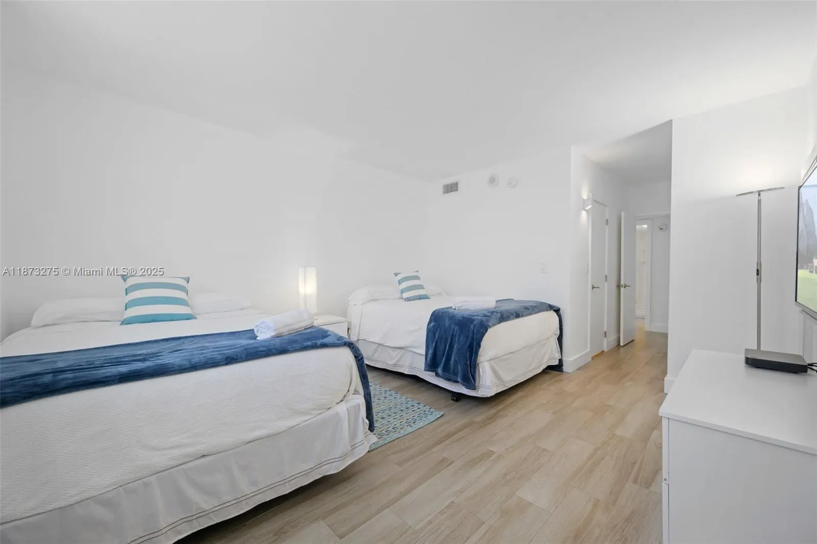 19370 Collins Ave, #402
