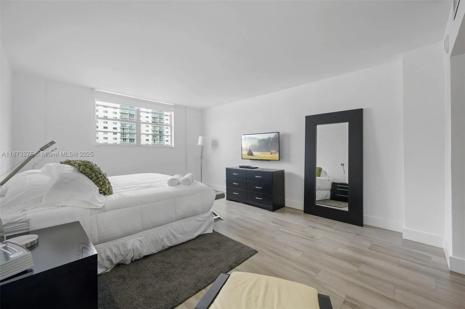 19370 Collins Ave, #402