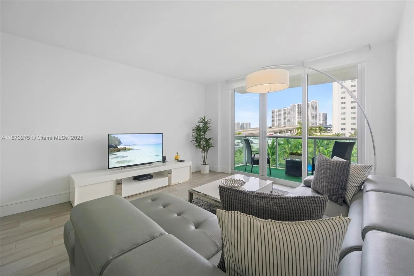 19370 Collins Ave, #402