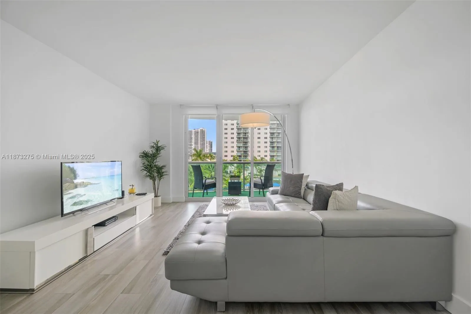 19370 Collins Ave, #402