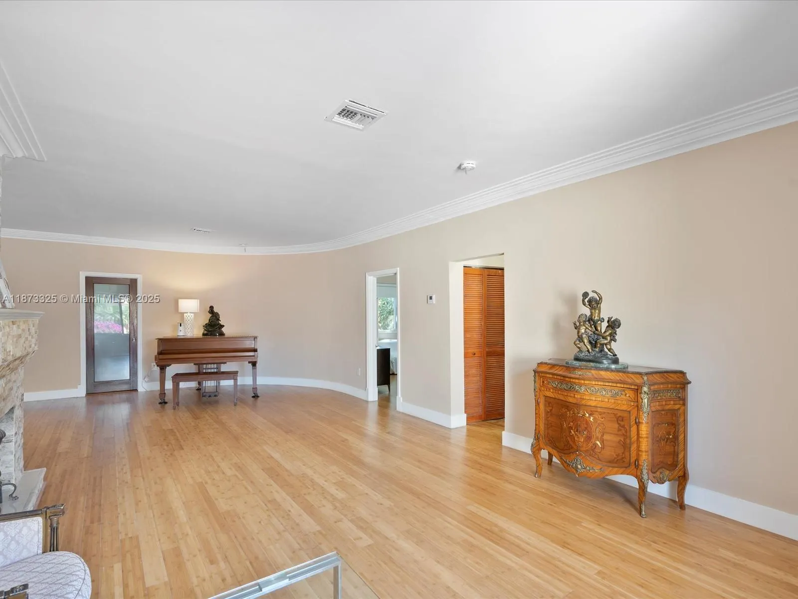 9457 Carlyle Ave