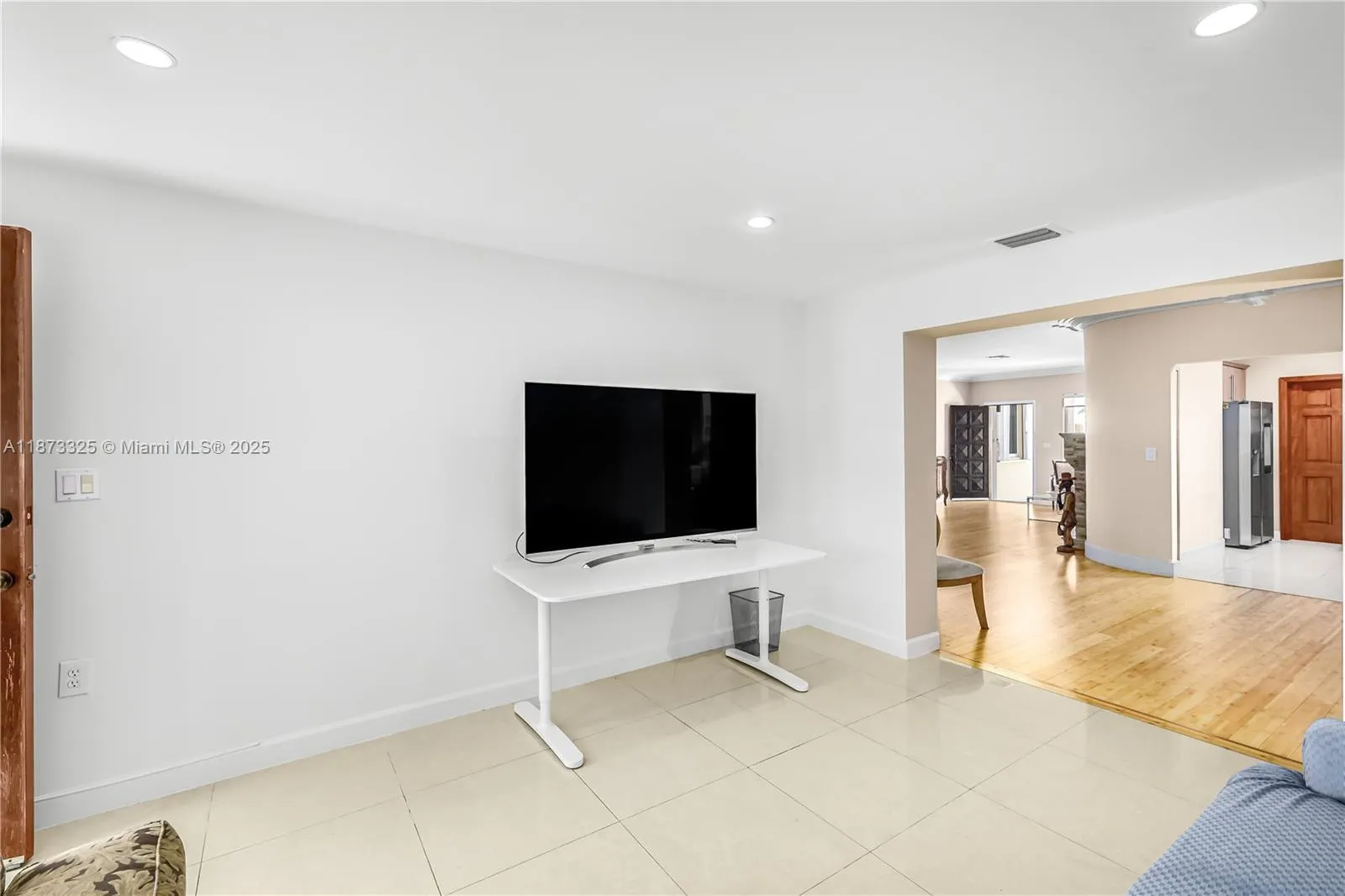 9457 Carlyle Ave