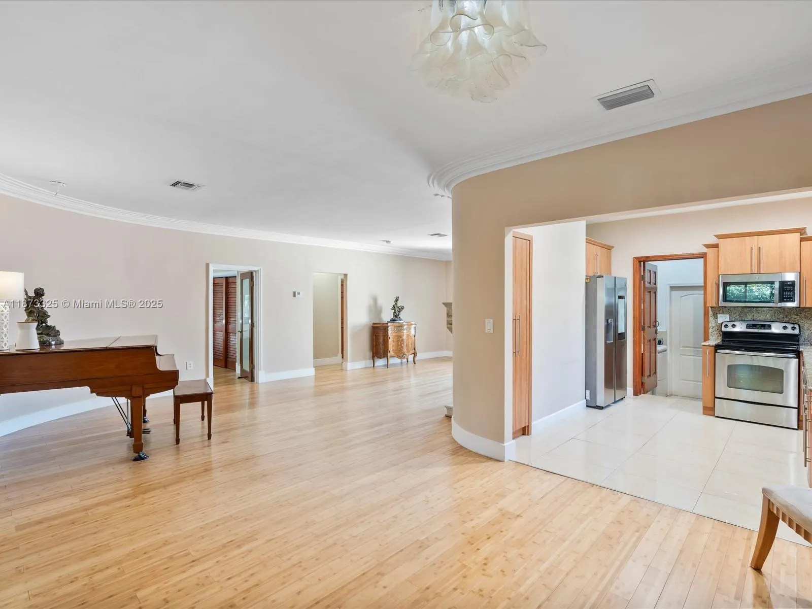 9457 Carlyle Ave