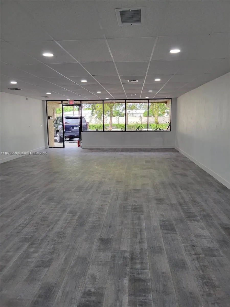 8425 W Commercial Blvd
