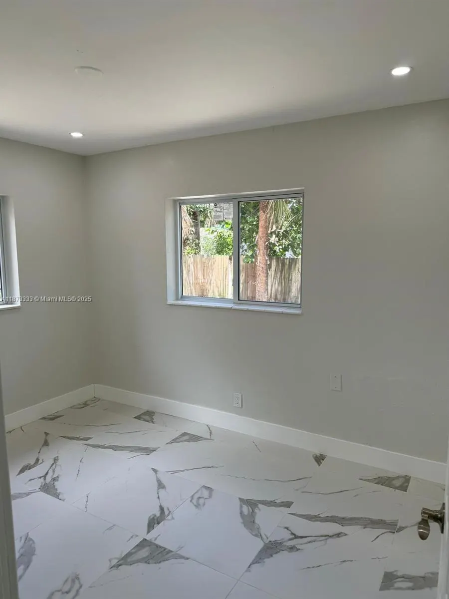 1050 NW 25th Way