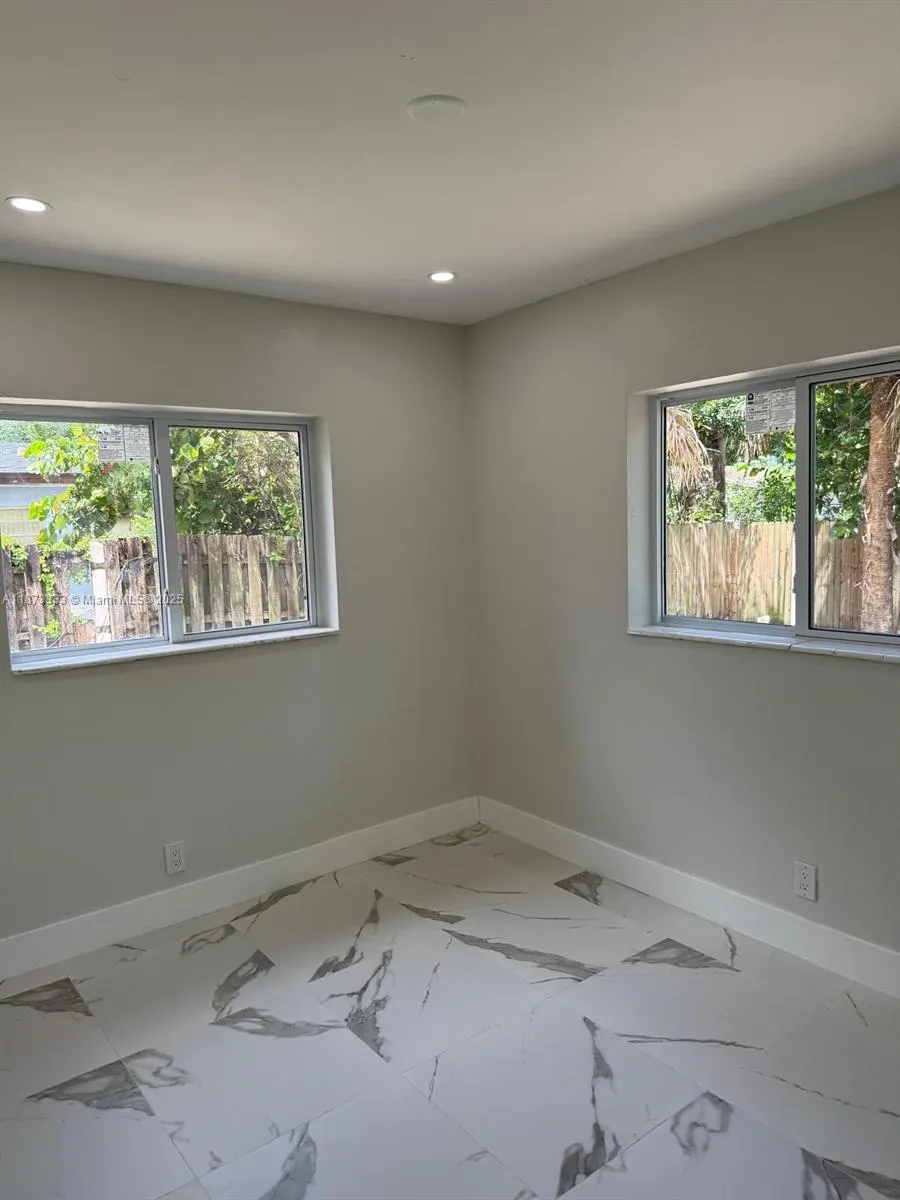 1050 NW 25th Way