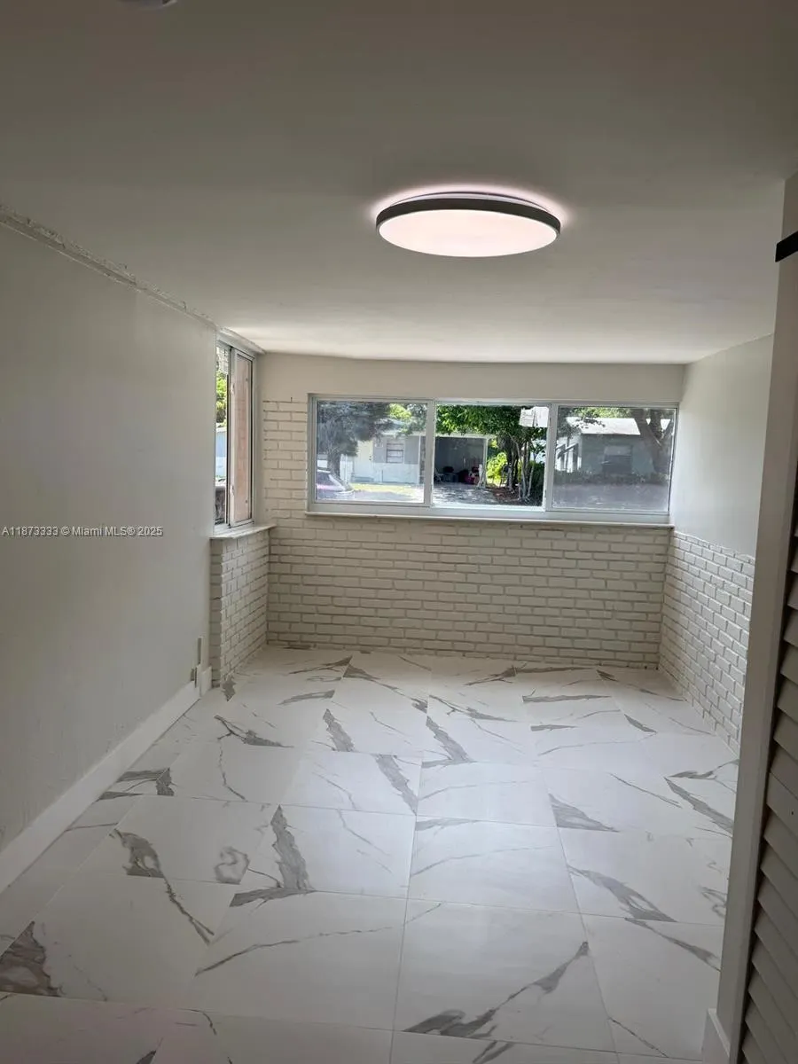 1050 NW 25th Way