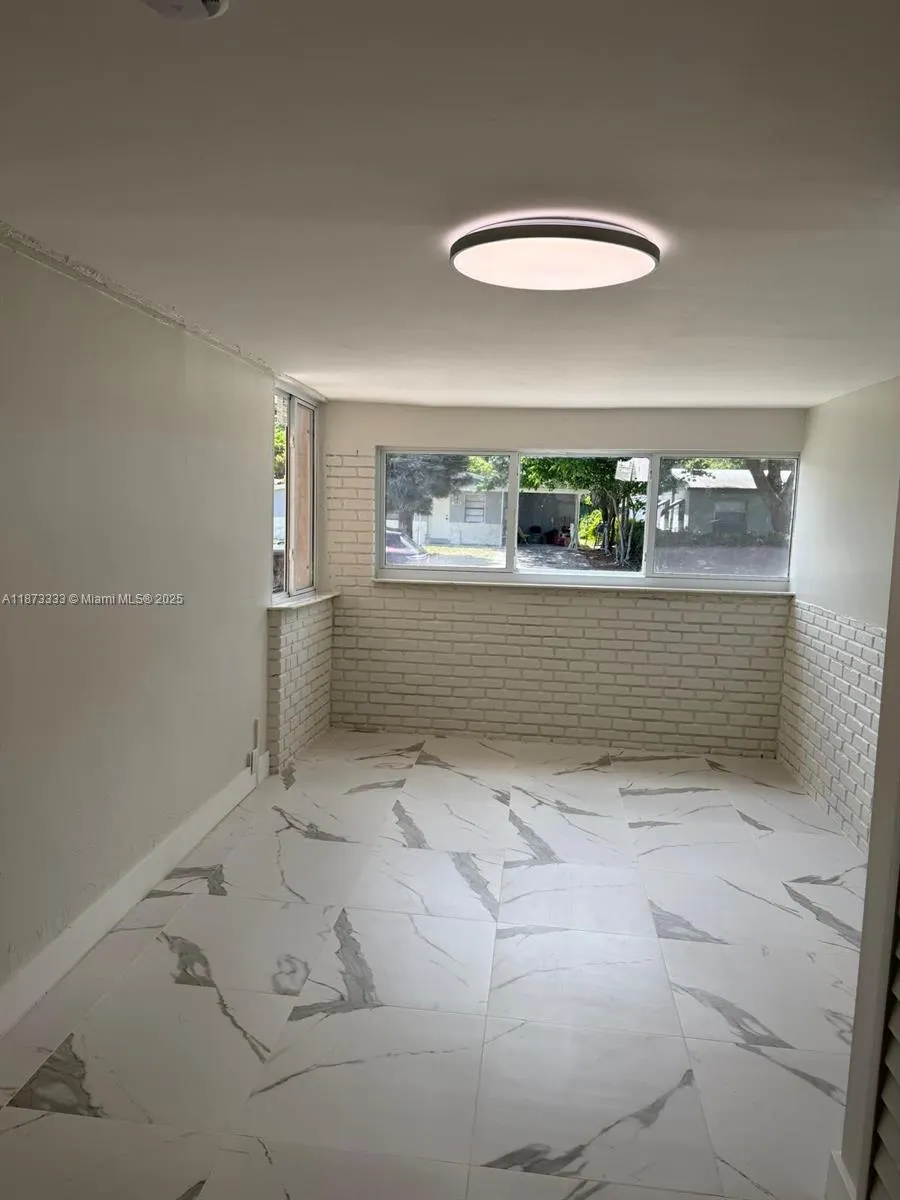 1050 NW 25th Way