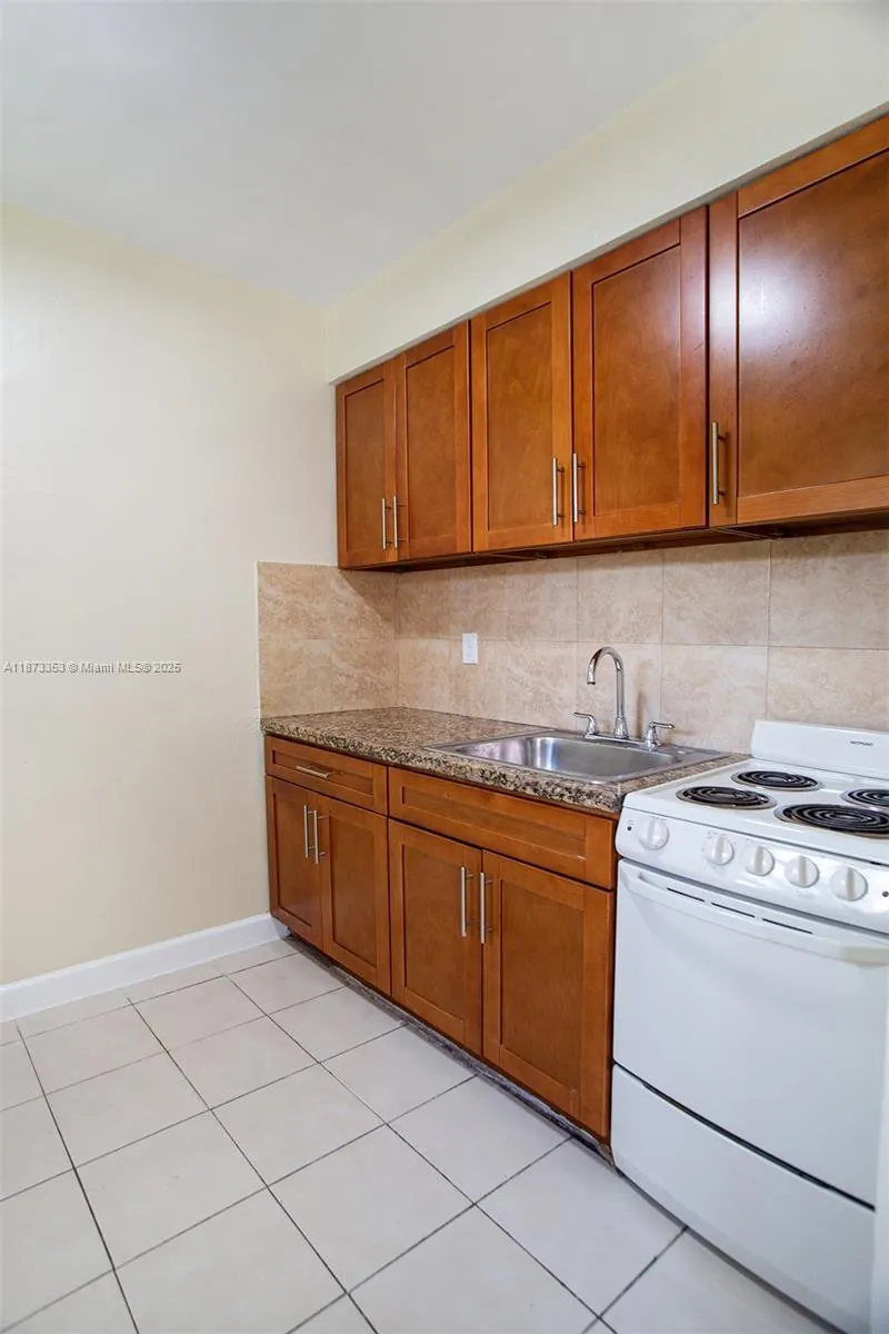1225 SW 7th St, #4