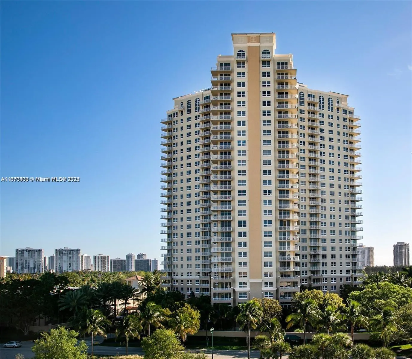 19501 W Country Club Dr, #701