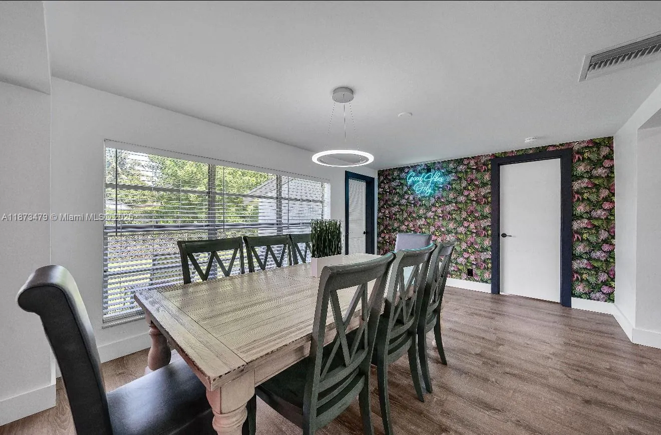521 W Evanston Cir