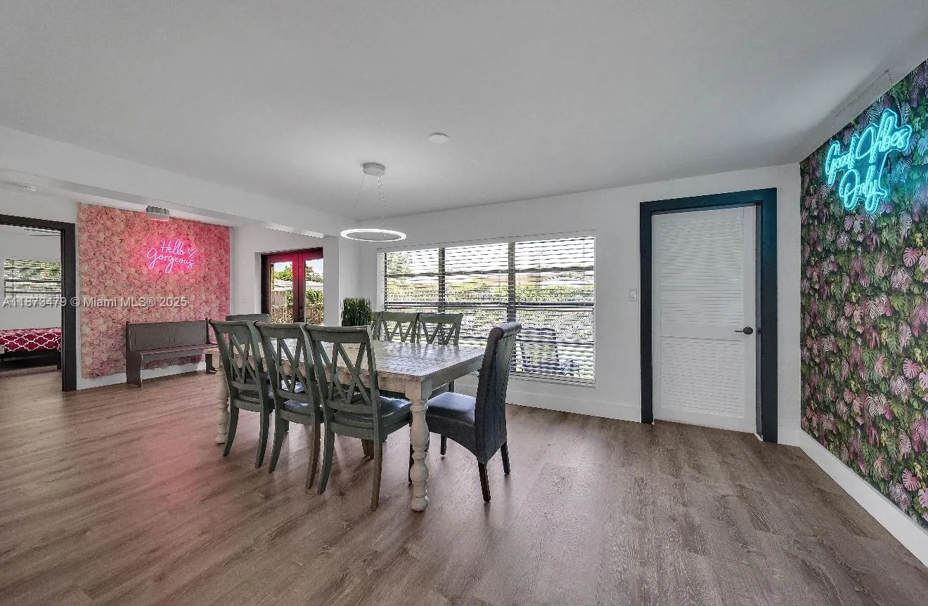 521 W Evanston Cir