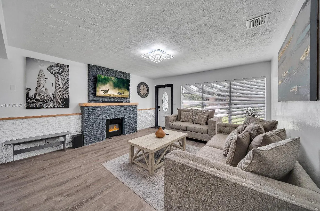 521 W Evanston Cir