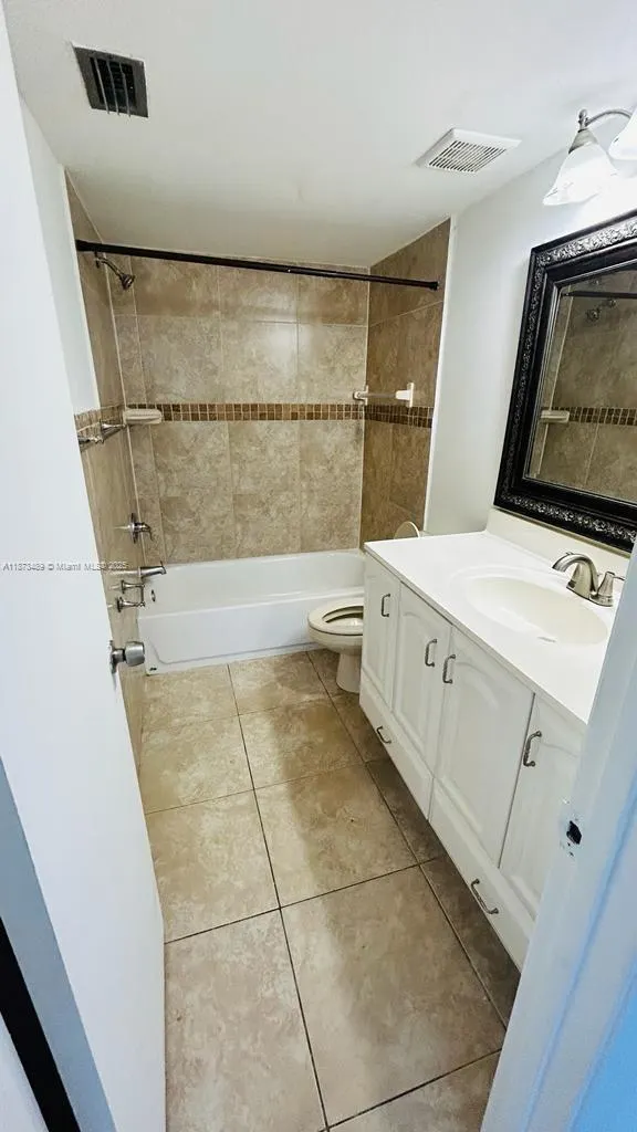 208 Lake Pointe Dr, #205