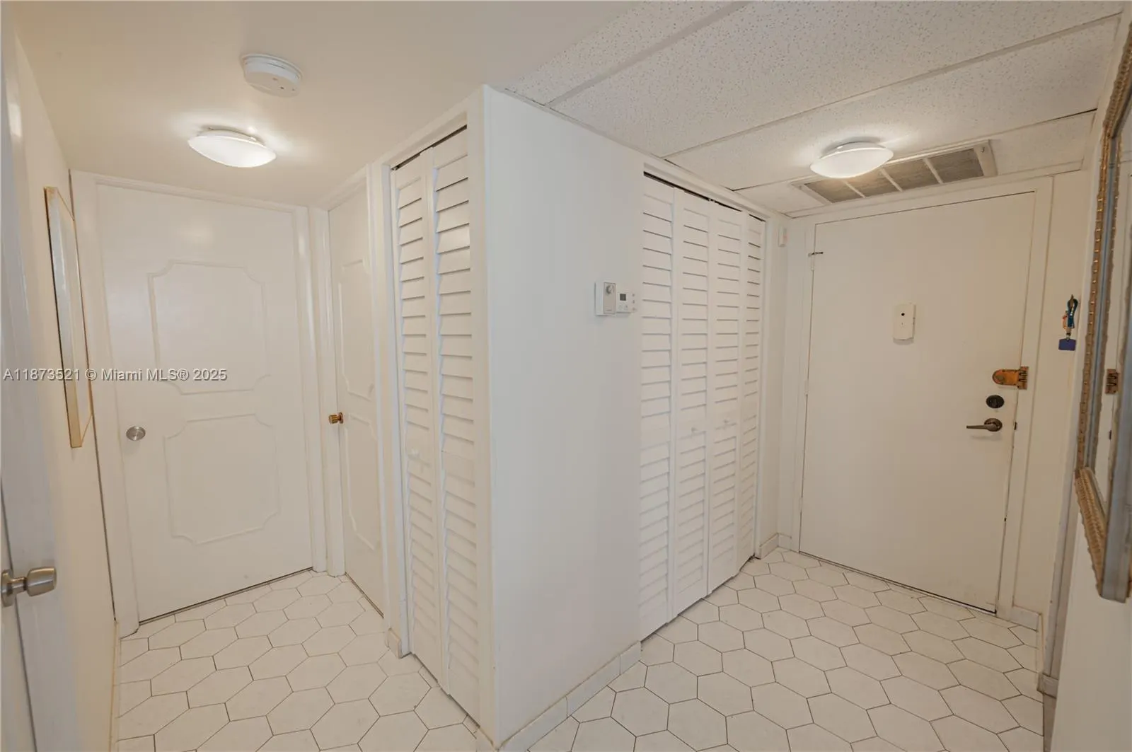 2761 Taft St, #204