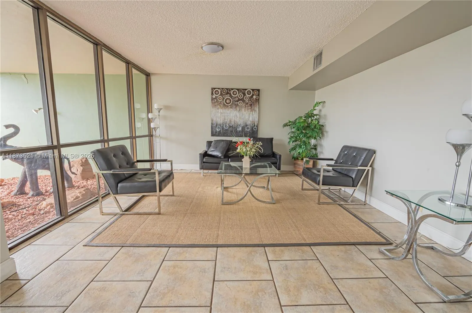 2761 Taft St, #204