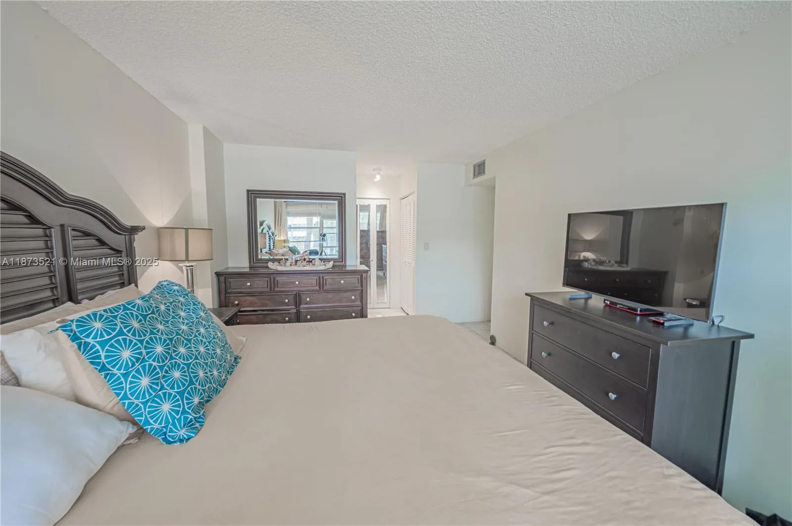 2761 Taft St, #204