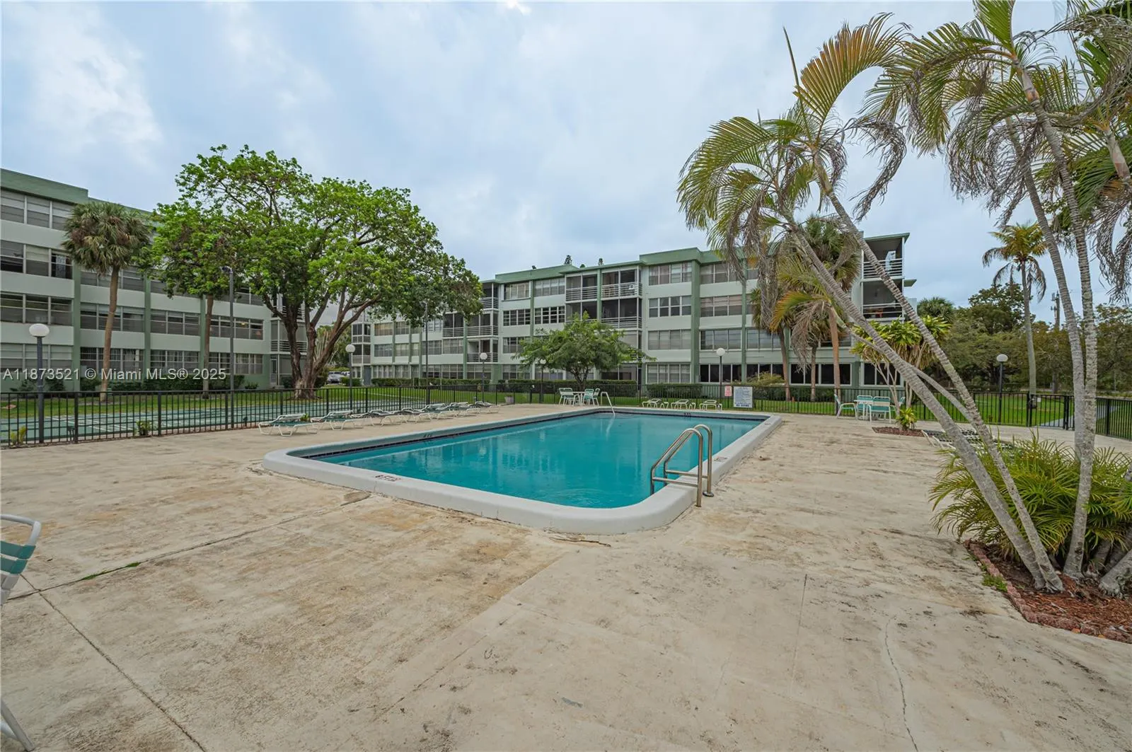 2761 Taft St, #204
