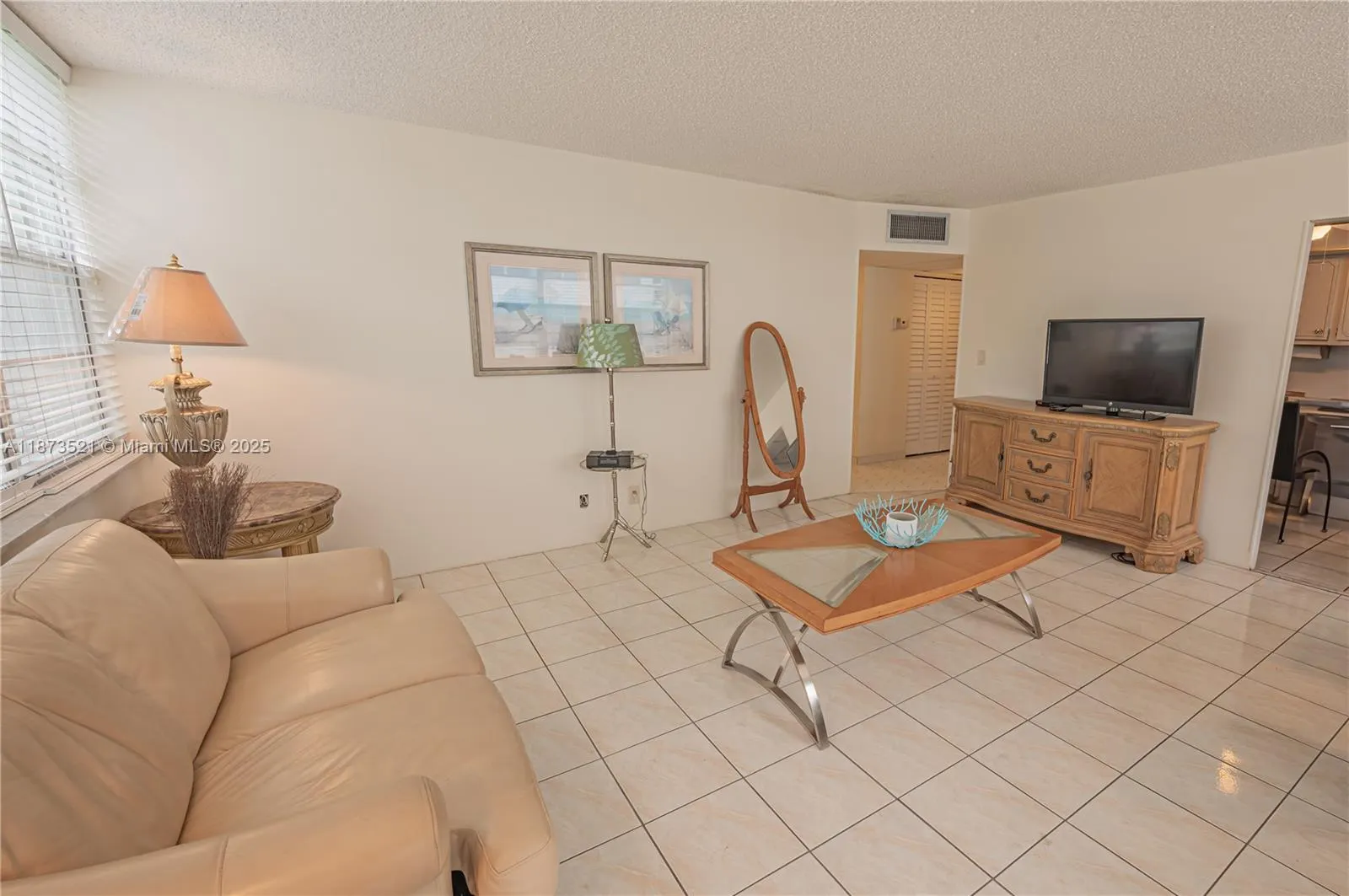 2761 Taft St, #204
