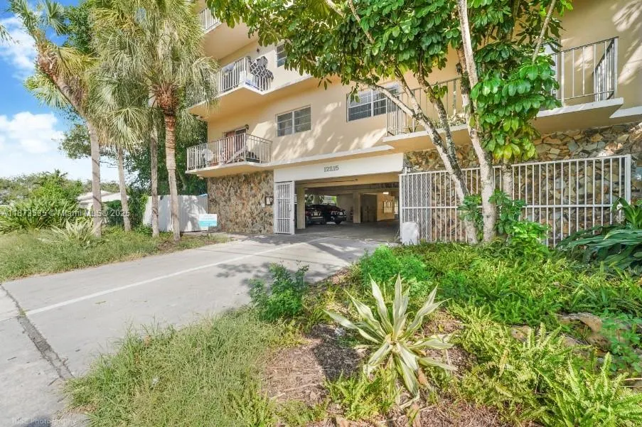 12215 W Dixie Hwy, #204