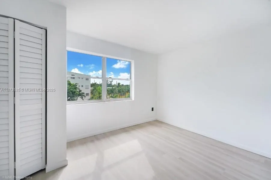 12215 W Dixie Hwy, #204