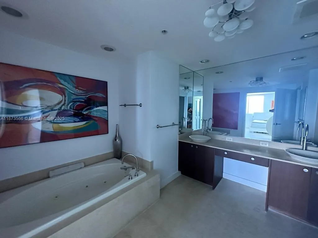 3801 Collins Ave, #1806