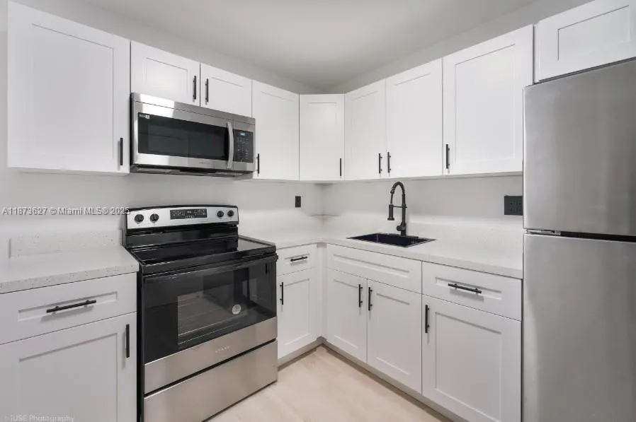 12215 W Dixie Hwy, #106