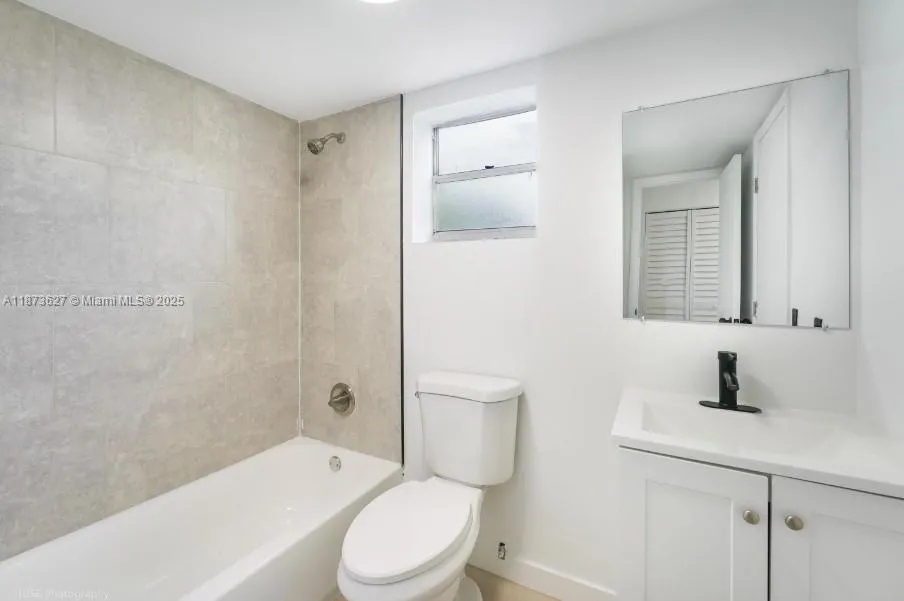 12215 W Dixie Hwy, #106