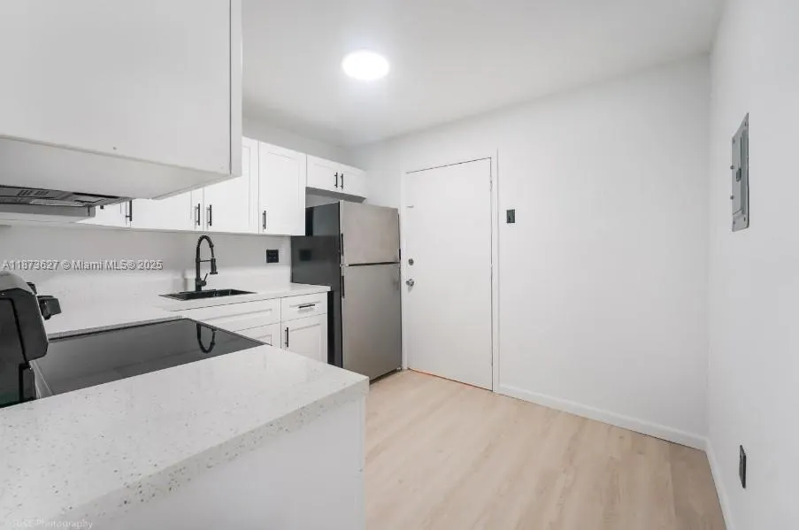 12215 W Dixie Hwy, #106