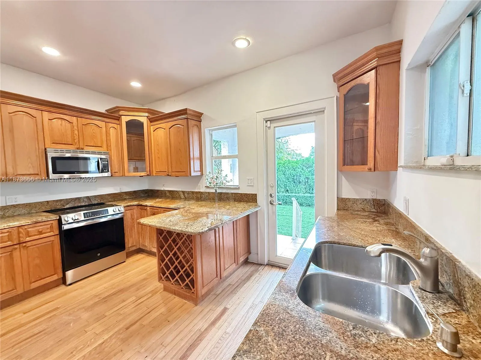 1502 Tunis St