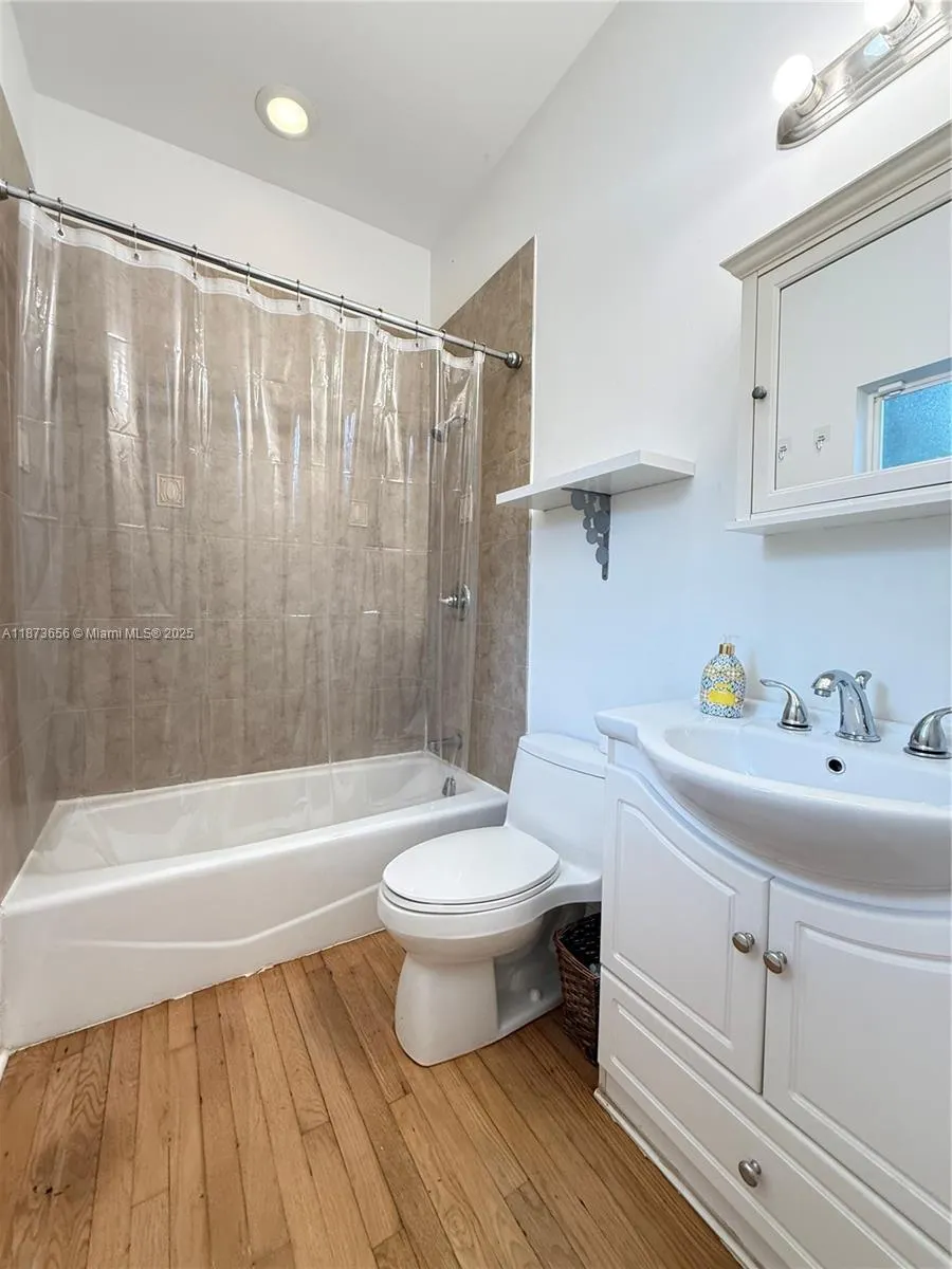 1502 Tunis St