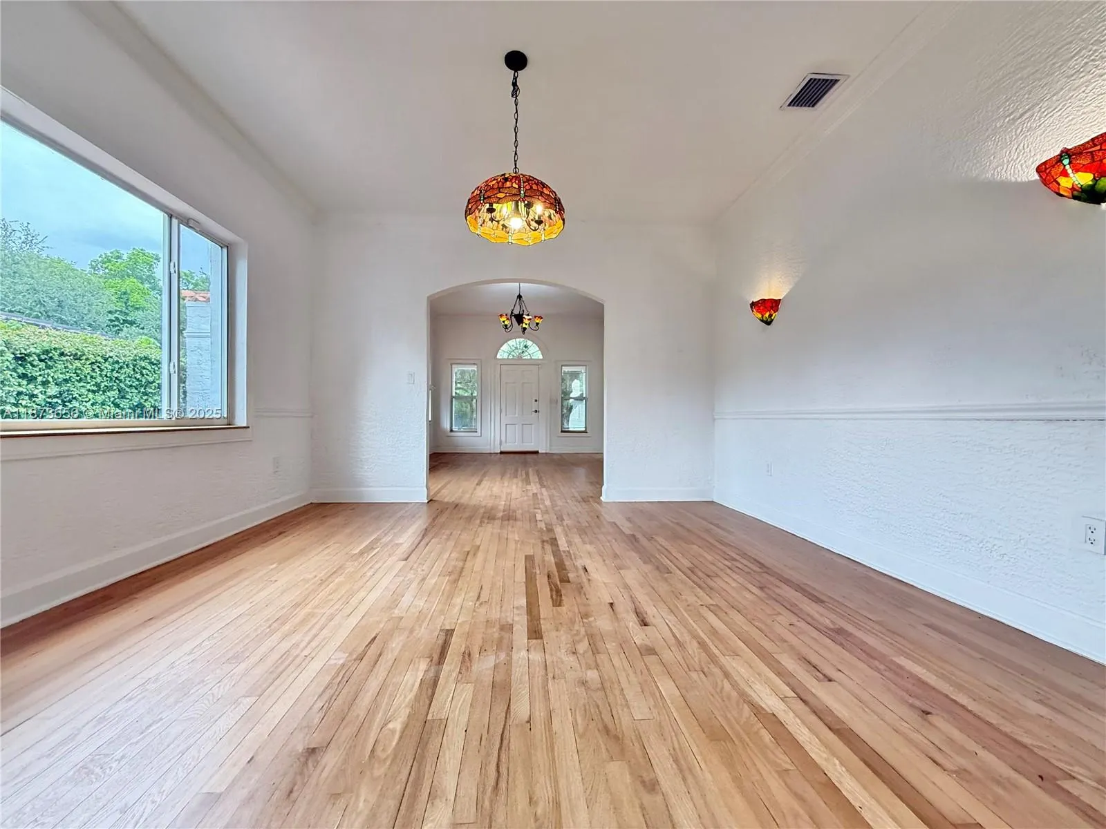 1502 Tunis St