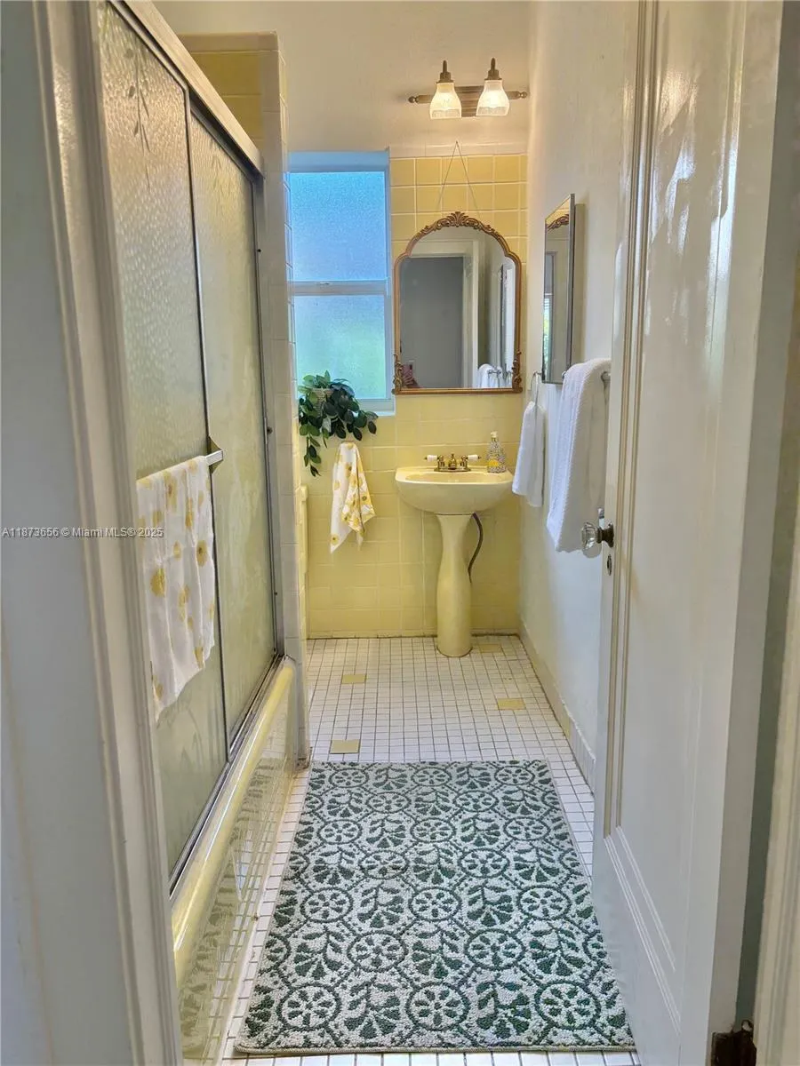 1502 Tunis St