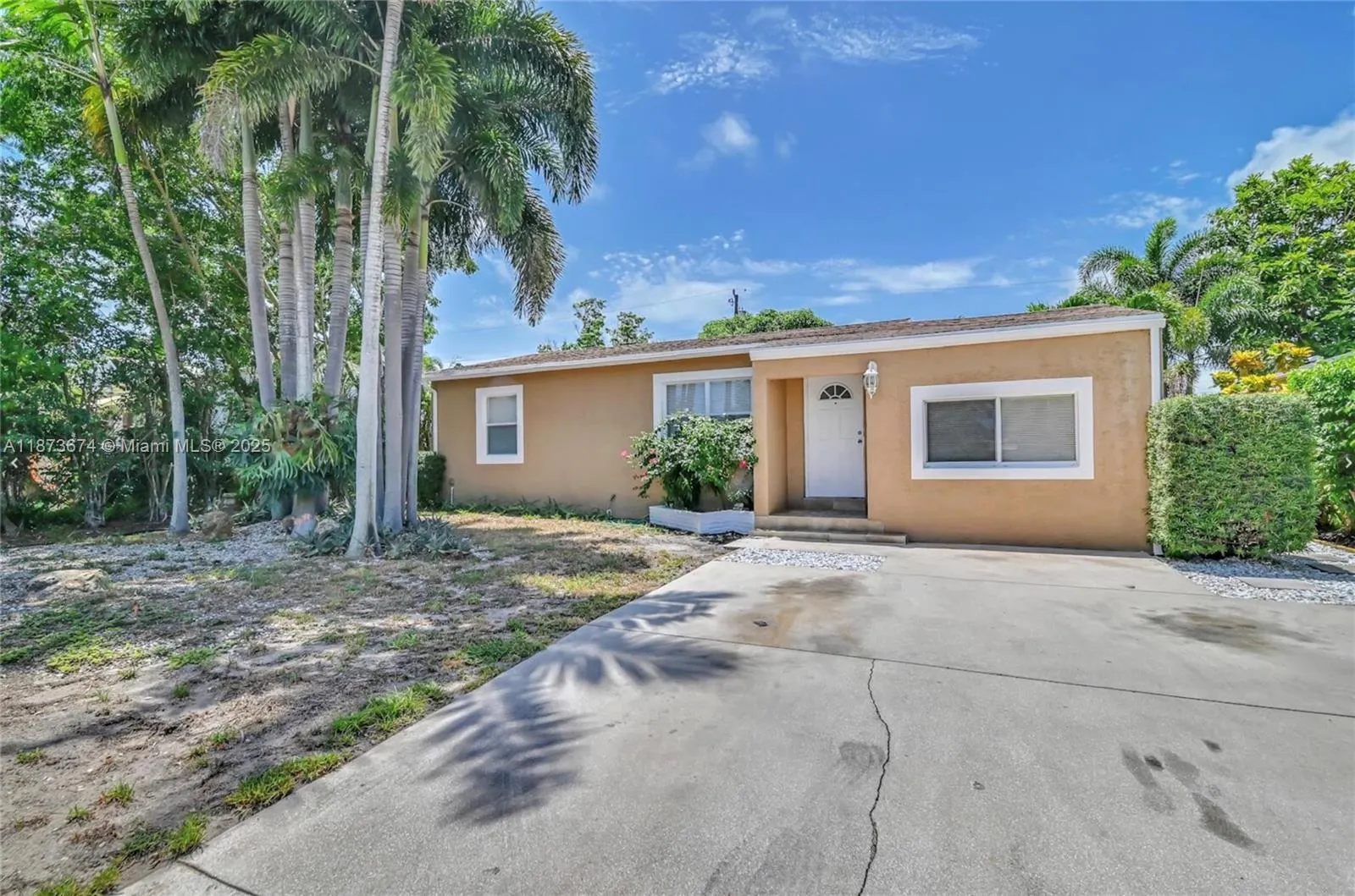 822 Avenida Hermosa